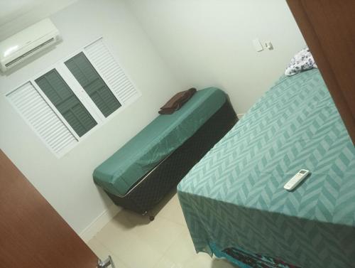 a room with two beds and a window and a bed sidx sidx sidx at casa espaçosa e confortável in Sao Jose do Rio Preto