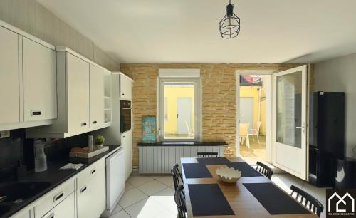 une cuisine avec une table et une salle à manger dans l'établissement Villa Les Pieds dans l'Eau - 4chambres 10personnes - Central & Proche Mer, à Le Portel