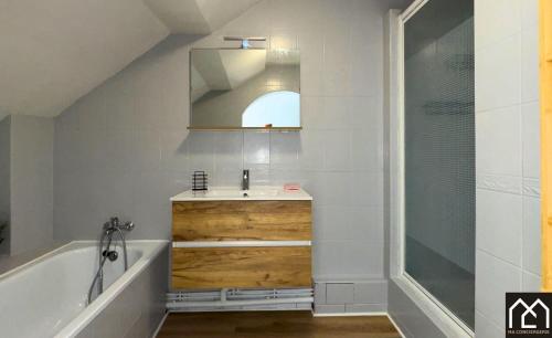 a bathroom with a sink and a tub and a mirror at Villa Les Pieds dans l'Eau - 4chambres 10personnes - Central & Proche Mer in Le Portel