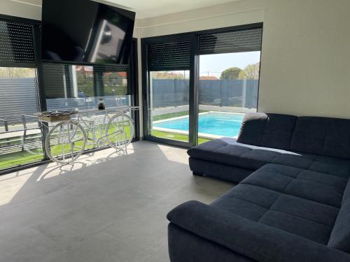 Πισίνα στο ή κοντά στο Villa V, ROOMS WITH PRIVATE BATHROOM, SHARED KITCHEN, LIVING ROOM AND GARDEN WITH HEATED POOL, Privlaka, Zadar