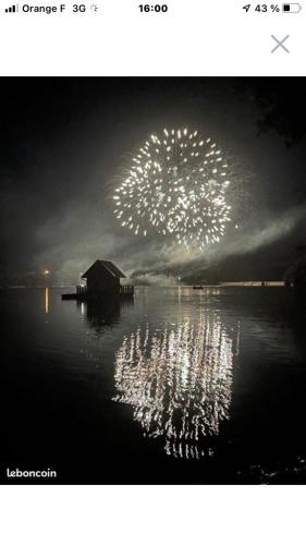 un feu d'artifice dans le ciel au-dessus d'une masse d'eau dans l'établissement Martinique, à Saint-Gérons