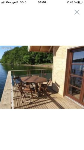 une terrasse en bois avec une table et des chaises dessus dans l'établissement Martinique, à Saint-Gérons