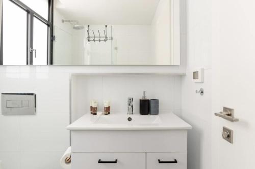 Kuchyň nebo kuchyňský kout v ubytování AYA Boutique ApartHotel By EZ TLV