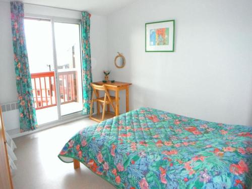 une chambre avec un lit, une fenêtre et un bureau dans l'établissement Estacade Lac et Océan, à Vieux-Boucau-les-Bains