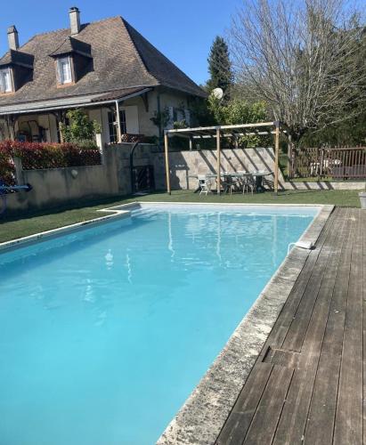 une piscine devant une maison dans l'établissement Les demoiselles de grignols, à Grignols