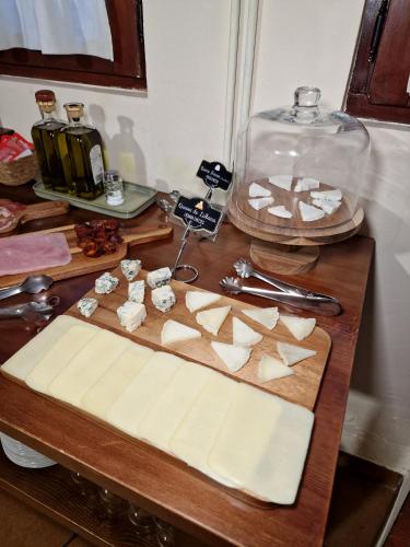 a wooden table with a cutting board and a glass container at Hostal Remoña in Espinama