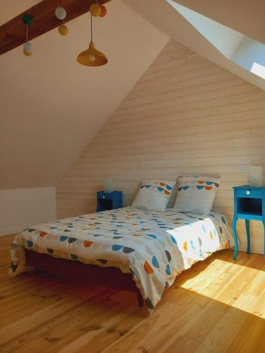 une chambre avec un lit dans un grenier dans l'établissement Country house, 8 people, à Quemper-Guézennec