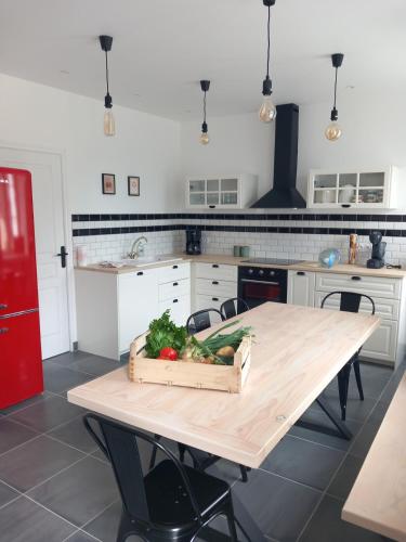 une cuisine avec une table avec une boîte de légumes dessus dans l'établissement Country house, 8 people, à Quemper-Guézennec