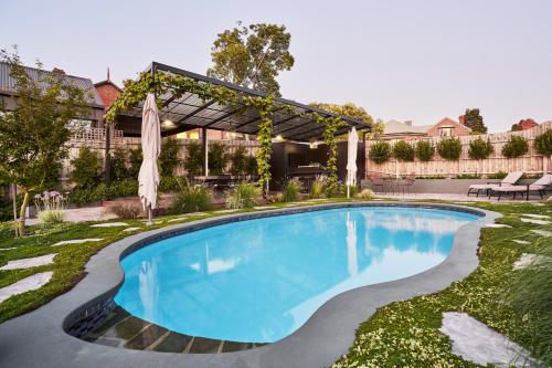 Bazén v ubytování Belgravia - Luxurious Bendigo Escape nebo v jeho okolí