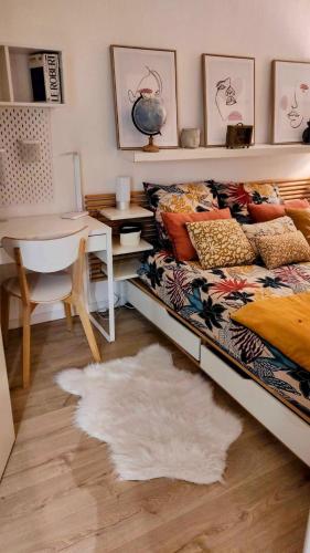 une chambre avec un lit, une table et un bureau dans l'établissement Appartement très calme Aix en Provence, à Aix-en-Provence