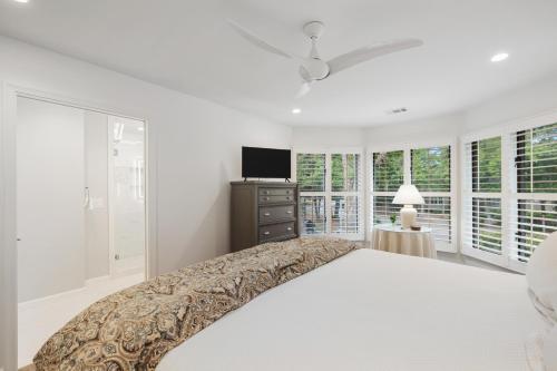 une chambre blanche avec un lit et une télévision dans l'établissement 4816 Turtle Cove Villa by Akers Ellis Rentals, à Kiawah Island