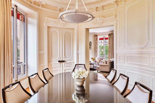a dining room with a table and chairs at Hôtel Barrière Fouquet's Paris in Paris
