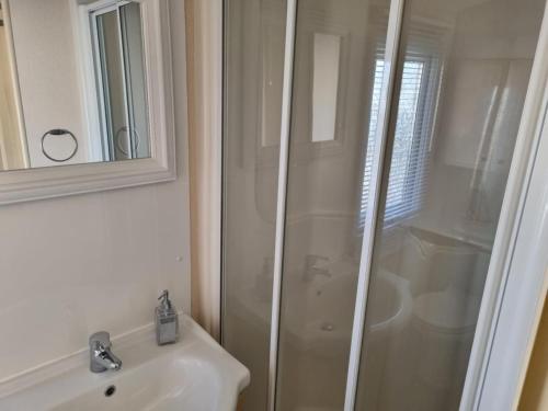 Ένα μπάνιο στο Pg 35 2 BED DELUX ON THE GOLDEN PALM CHAPEL ST LEONARDS