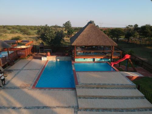 Πισίνα στο ή κοντά στο Falcon Lodge Bela
