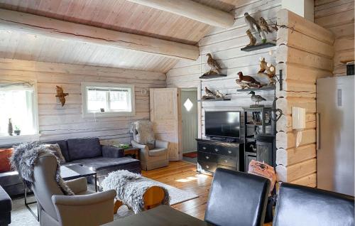 Televisyen dan/atau pusat hiburan di Lovely Home In Straumgjerde