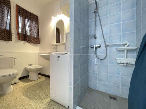 une salle de bain avec une douche avec des toilettes et un lavabo dans l'établissement Villa avec jardin, proche plages, 3 chambres, véranda, parking, wifi optionnel, Bormes-les-Mimosas - FR-1-308-27, à Bormes-les-Mimosas