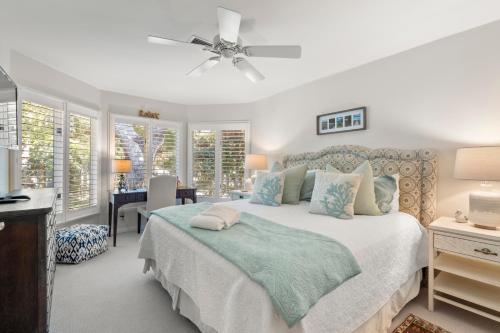 キアワ・アイランドにある4824 Turtle Cove Villa by Akers Ellis Rentalsの天井ファン付きの大きなベッドのある寝室