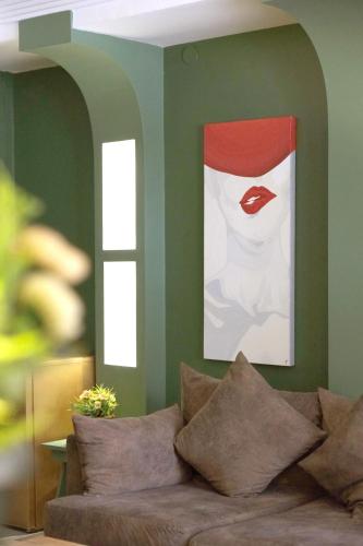 a living room with a painting of a woman with red lipstick at Park 12 in Kavaklıdere