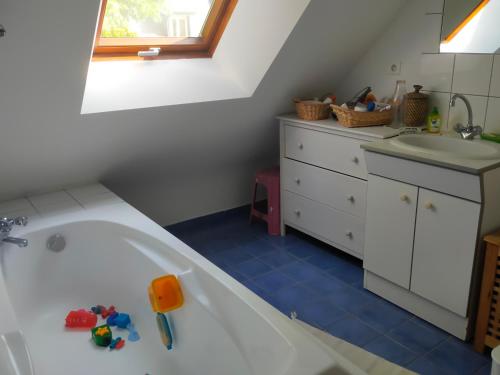 une salle de bain avec une baignoire blanche et un lavabo dans l'établissement Entre Bretagne ET Normandie, à Avranches