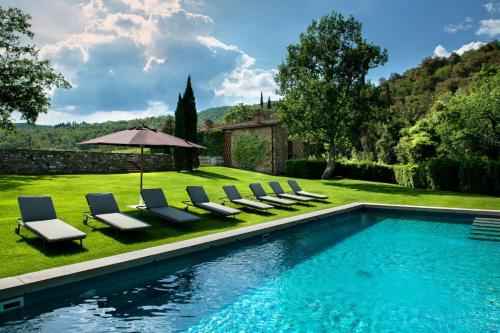 a swimming pool with lounge chairs and an umbrella at Il Prado Private Pool, Nature, Greve In Chianti in Greve in Chianti