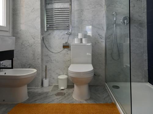 Un baño con inodoro, ducha y lavabo. en Benidorm Gemelos penthouse with private pool, en Benidorm