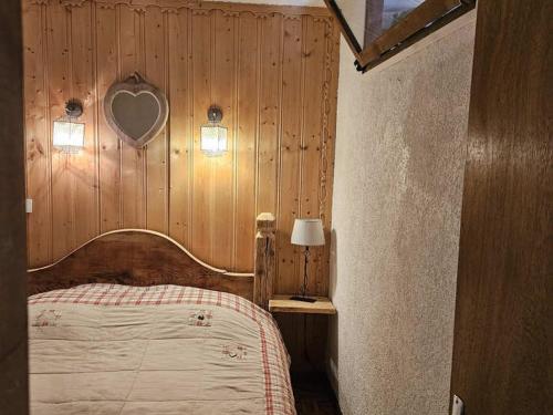 une chambre avec un lit avec un cœur sur le mur dans l'établissement Appartement cosy 4 pers, 50m télécabine & centre, balcon sud, parking, animaux ok - FR-1-676-95, à Châtel