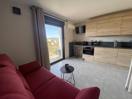 Studio rénové au cœur du Lavandou avec terrasse et climatisation - FR-1-816-10