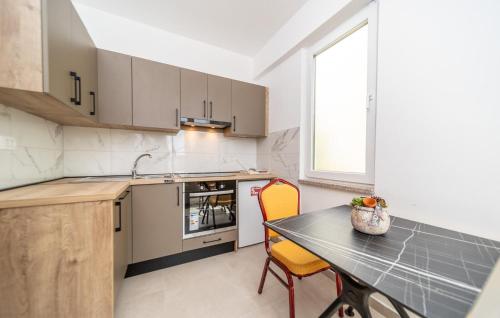 Η κουζίνα ή μικρή κουζίνα στο Nice Apartment In Barbat With Wifi