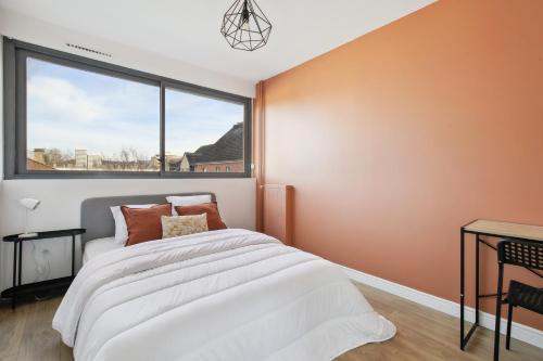 ein Schlafzimmer mit einem Bett und einem großen Fenster in der Unterkunft Magnifique Chambre dans une collocation design in Rouen
