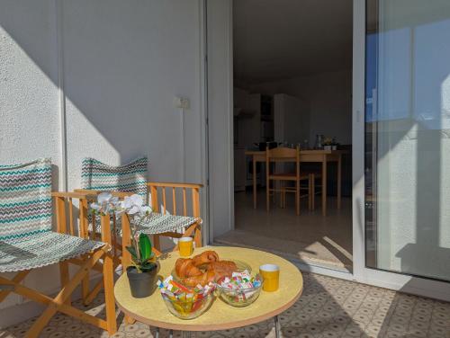 d'une table avec de la nourriture au-dessus dans l'établissement Sol-y-Days Drakkar, Studio fonctionnel proche centre-ville et plages, au Grau-du-Roi