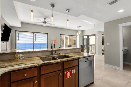 Η κουζίνα ή μικρή κουζίνα στο Origin 1116 - One Bedroom - Beautiful Gulf View by Beach Haven Vacation Rentals