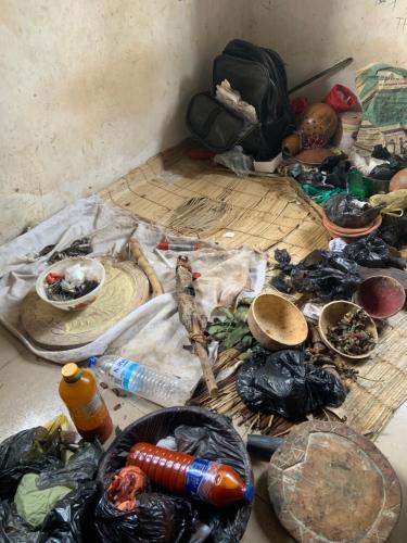 una habitación con un montón de artículos en el suelo en The best powerful spiritual herbalist in nigeria, en Mama