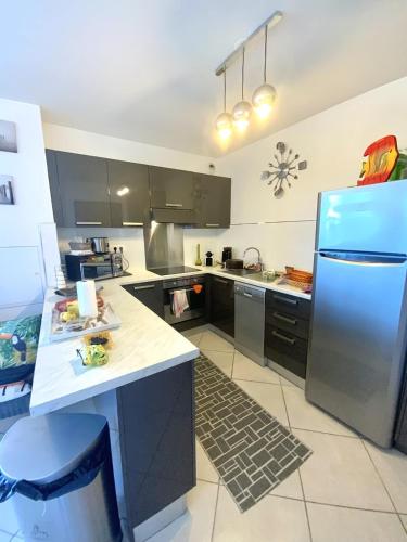 une cuisine avec un réfrigérateur et un plan de travail dans l'établissement Bel appartement à Ile Rousse, à LʼÎle-Rousse