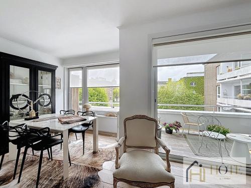 une salle à manger avec une table et des chaises et une fenêtre dans l'établissement L'Atelier Lumière-Centre Ville, à Dunkerque