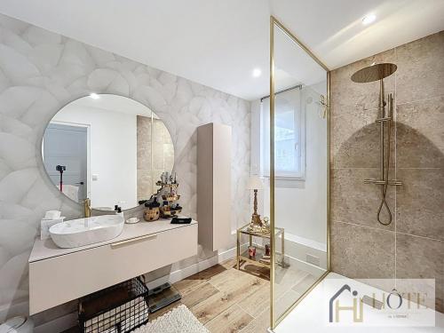 une salle de bain avec un lavabo et une douche dans l'établissement L'Atelier Lumière-Centre Ville, à Dunkerque