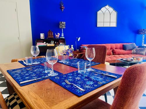 une table de salle à manger avec des verres à vin dessus dans l'établissement Le Palais Antibois, à Antibes