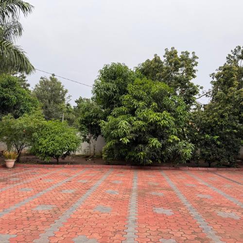 Taman di luar Mercy Residence