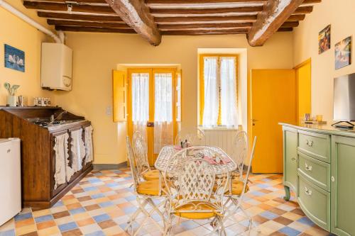 eine Küche mit Tisch und Stühlen in einem Zimmer in der Unterkunft Lago Trasimeno - La Casa del Pescatore - vicino a Perugia in San Feliciano