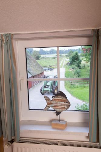 a window with a view of a truck at Ferienwohnung in Otterndorf in Otterndorf
