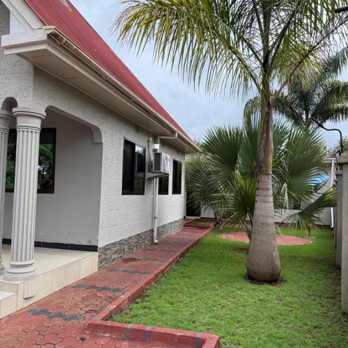 Taman di luar Mercy Residence