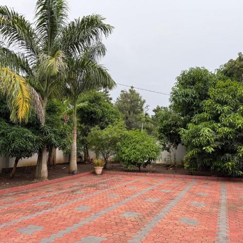 Taman di luar Mercy Residence