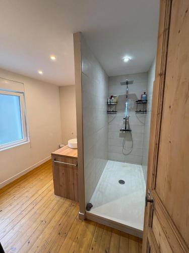une salle de bain avec une douche avec une porte vitrée dans l'établissement Maison cosy pour 2 à 4 personnes, proche de tout, à Boulogne-sur-Mer