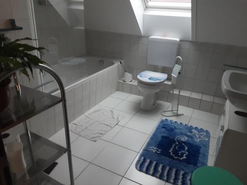 a bathroom with a tub and a toilet and a sink at Gästezimmer von Annegret in Peine