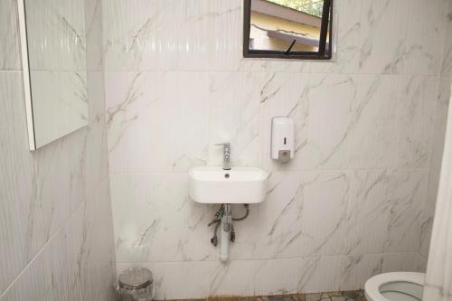 Ένα μπάνιο στο Falcon Lodge PK