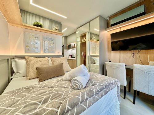 a bedroom with a bed with pillows on it at Diamond Batel - Apartamentos by UROOMS in Curitiba