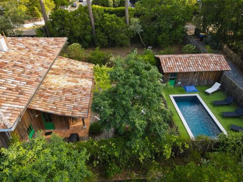 une vue aérienne d'une maison avec piscine dans l'établissement Les Cabanes des Réservoirs, à Lège-Cap-Ferret