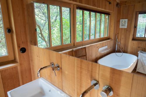 une salle de bain avec deux lavabos et un miroir dans l'établissement Les Cabanes des Réservoirs, à Lège-Cap-Ferret