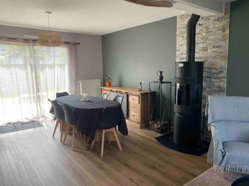 - un salon avec une table et une cuisinière dans l'établissement House for your vacation or your colleagues, à Saint-André-des-Eaux