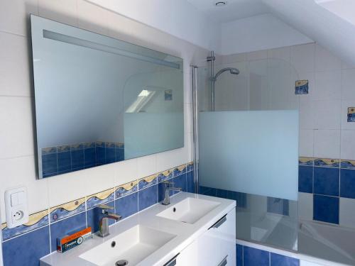 une salle de bain avec deux lavabos et un miroir dans l'établissement House for your vacation or your colleagues, à Saint-André-des-Eaux