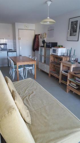 un salon avec une table et une cuisine dans l'établissement Sète entre Canaux, à Sète